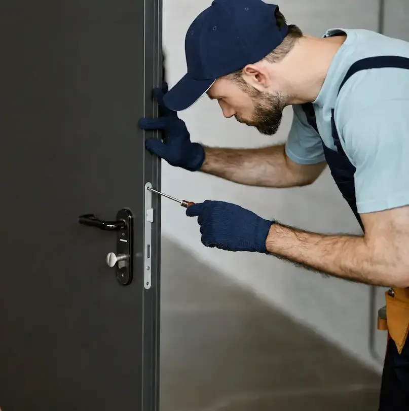 Fabbro professionista al lavoro su una serratura di sicurezza a Torino