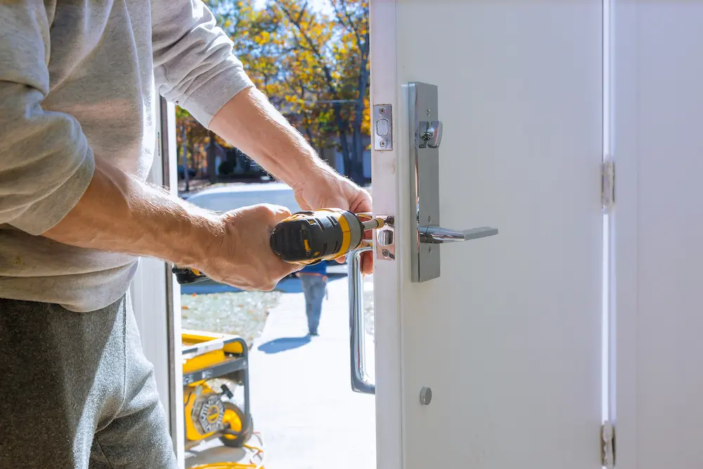 Fabbro al lavoro sull'installazione di una nuova serratura a Torino