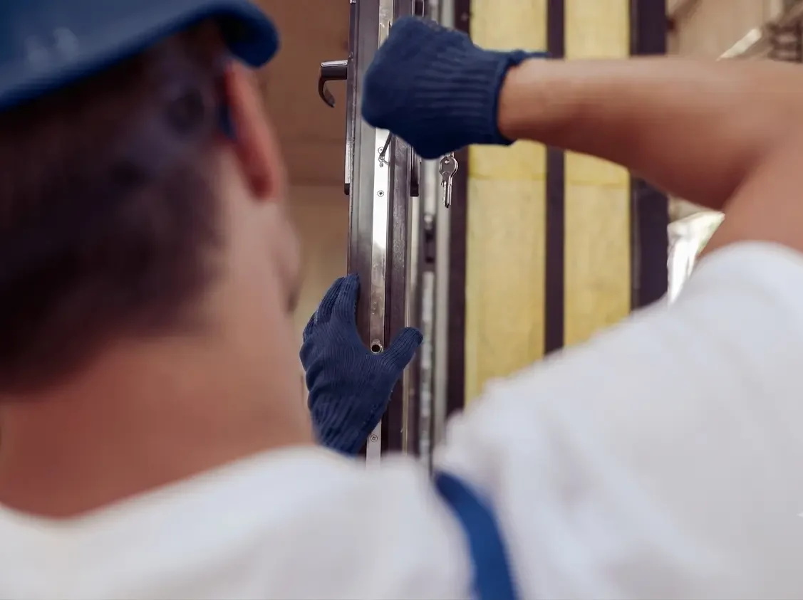 Fabbro professionista durante la riparazione di un cancello a Torino
