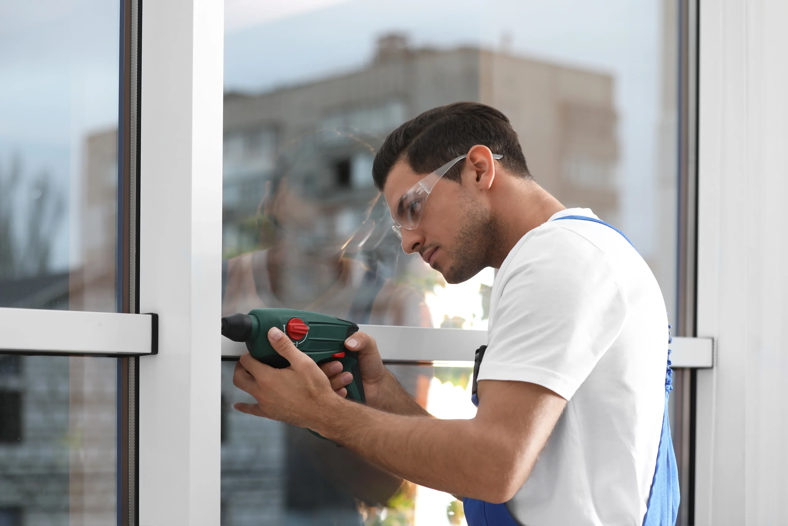 Fabbro professionista al lavoro a Moncalieri